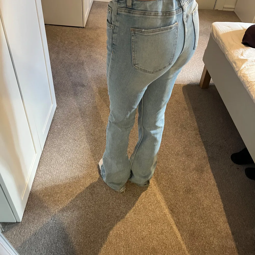 Jättefina ljusblåa lowwaist bootcutjeans från Gina i storlek 152 som jag använt mycket, men säljer då jag tröttnat och köpt nya, lite slitna pga längden💕. Jeans & Byxor.