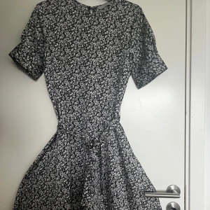 Sommarklänning  - Super fin sommarklänning ✨ Storlek 34 🫶🏽 Bara att hör av sig om ni vill ha fler foton 💞