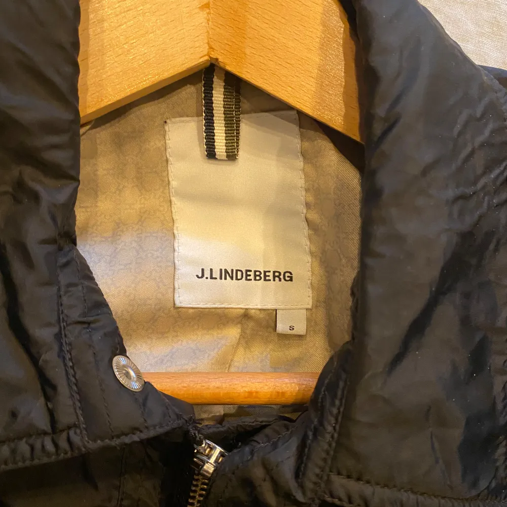 Riktigt fet field jacket från J. Lindeberg perfekt nu inför hösten. Storleken är i S och säljer åt min lillebror eftersom han ska köpa en annan jacka inför denna säsong. Riktigt fint skick utan defekter. Vid frågor så är det bara att höra av sig! 👏👏👌. Jackor.