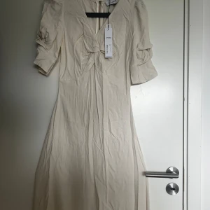 Sommarklänning  - Super fin sommarklänning som jag aldrig har använt, lappen sitter kvar (behövs strykas) ✨ Storlek 34 🫶🏽 Bara att hör av sig om ni vill ha fler foton 💞