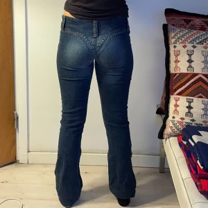 Lågmidjade bootcut jeans  - Jätte söta lågmidjade bbl jeans💕 Fixar mått snart skriv för fler bilder💕! 