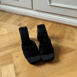 Klackskor Mules  - Superfina klackskor som tyvärr inte kommit till mycket användning. Stl 37 från ZARA 