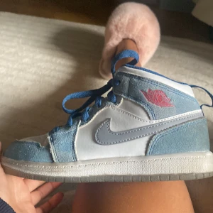 Jordans - De här har varit andvända 2 gånger de är riktiga jordans och de är storlek us 2y (33.5)