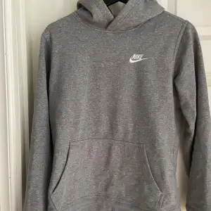 En grå Nike hoodie i storleken 158/170 och som är i bra skick. Vill du veta mer eller få flera bilder är det bara att höra av dig ;)