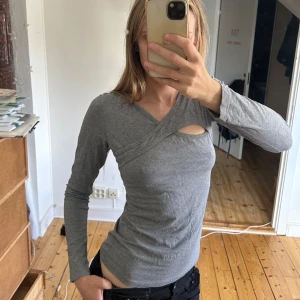 ASSYMETRISK TOPP - CUTE ASSYMETRISK TOPP ⚪️ Storlek S/M ⚪️ Använd gärna köp nu ⚪️🫶