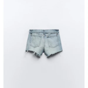 Ljusa jeansshorts med slitningar - Ett par ljusa jeansshorts med slitningar och fransiga kanter. Shortsen är helt nya med prislappen kvar. De är från zara och säljs inte längre💗 säljer dom på grund av att de inte passar mig så jag kan inte skicka bilder på hur de sitter på men jag kan skicka bilder på själva shortsen.