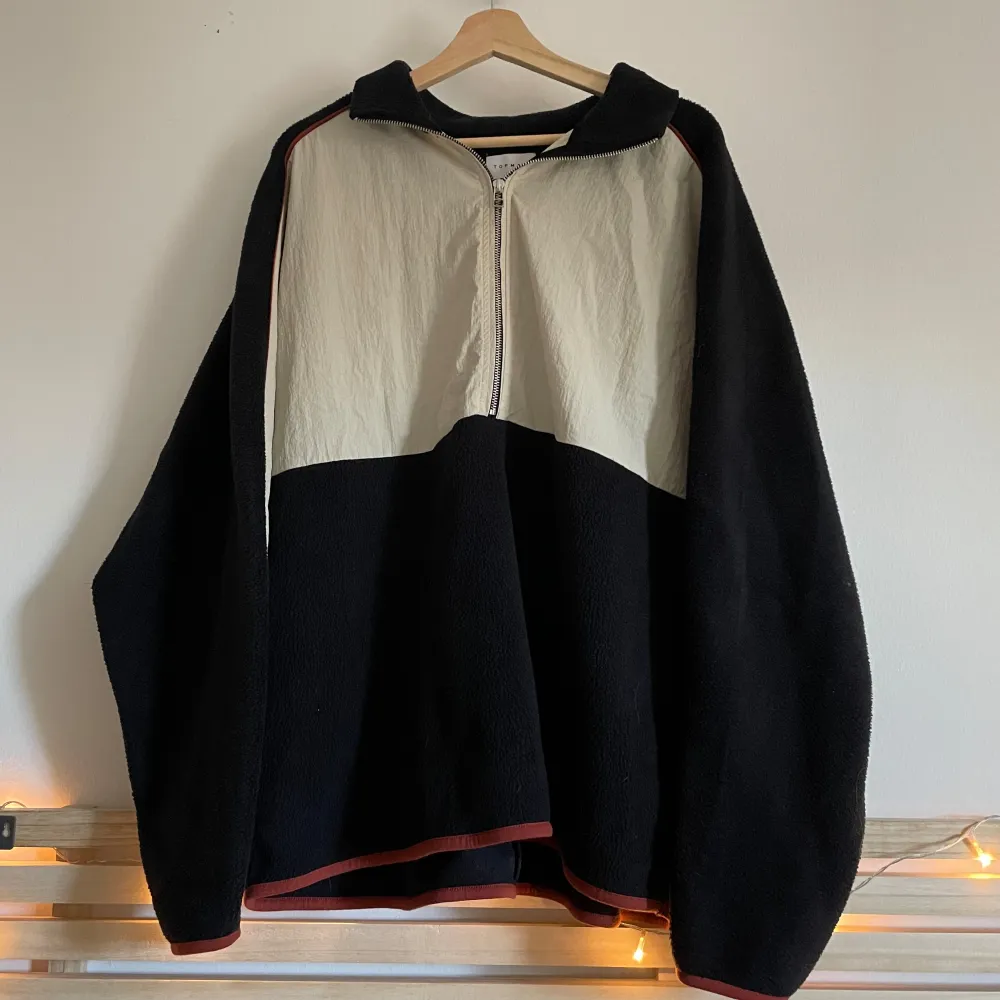 Såå skön pullover i fleece och tunt windbreaker-tyg. Perfekt för en sommarkväll! Säljes pga fel storlek för mig.  💫 Kolla gärna in min profil, jag har lagt upp massa nya grejer! 💫. Tröjor & Koftor.