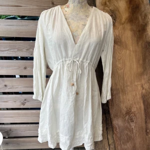 Så söt klänning från Zara i linne/bomull - Jätte söt klänning från zara i 52%linne, 48% bomull. Vackra detaljer och super fin passform. Använd och tvättad 1ggr så mkt fint skick! Märkt stl L men jag skulle säga 38-40 går att dra åt under bysten efter smak och tycke. Djupt uringad i ryggen.