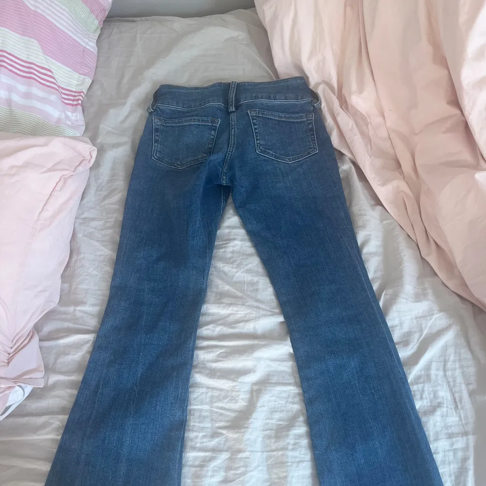 Säljer ett par low waist boot cut jeans, köpta på sellpy för 230kr, säljer för 150kr. Dom är lite små i storleken så att ni vet! . Jeans & Byxor.