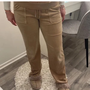 Bruna Juciy byxor - (Lånad bild) säljer mina super fina Juciy då dom knappt kommer till användning hör gärna av dig för bilder på dom!💗 priset kan diskuteras