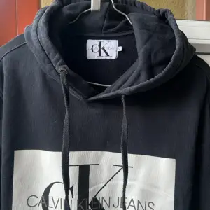 En svart hoodie från Calvin Klein i storlek M.