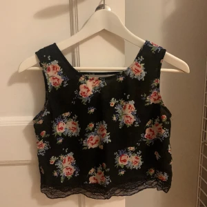 Blommigt linne - Jättesött blommigt linne. Bara använd några få gånger.