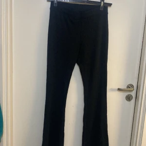 Utsvängda svart byxor knappt använd  - Jättefina utsvängda svarta byxor medium twilfit 