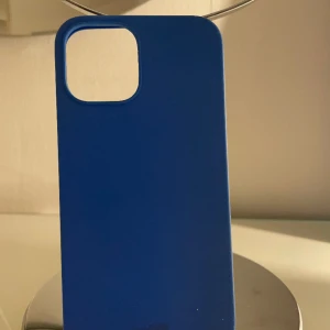 Hold it skal  - Säljer detta jätte fina blåa Holdit skalet till iPhone 12. Använt lite och har inte defekter. Är jätte fint och en perfekt färg att bära nu till den kommande våren. 💙💙 Säljer för 80kr+frakt