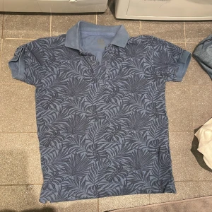 Blå palmträds skjorta - Använd fåtal gånger, fint mönster, marin blå och inga tryck. Köpt från spanien. Väldigt fin. 