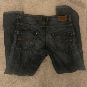 Diesel Jeans - Använt skick men har mycket mer att ge! Snygga slitningar frampå Storlek 34/32 men passar som 32/32 med bälte