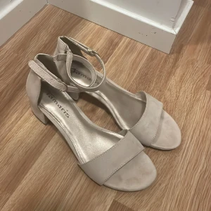 Klackskor - Låga klackskor i storlek 39 från Tamaris.