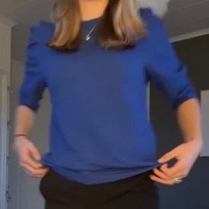 Blå blus - Säljer denna blå blusen som inte kommer till användning, endast använd 2 gånger❤️Be om mer bilder privat om ni vill.