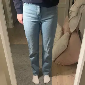 Jeans från Levis i modellen high slim straight. Nästan oanvända så i väldigt fint skick.