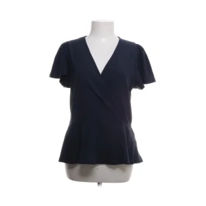 Top Holly and Whyte - Söt top st XS, Holly and Whyte by Lindex. Petroleumblå. Har satt ett litet stygn i urringningen, bara att sprätta bort om man inte vill ha det kvar.