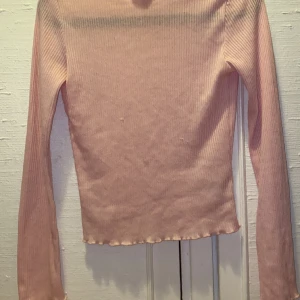 Topp - Jättefin stickad lite genomskinlig topp. Säljer pga att den är för kort i armarna på mig. Strl S. Liknar Intimissimi lite. Lite defekter men inget som märkts när man har haft på sig kden enligt mig även därav priset Pris kan diskuteras.