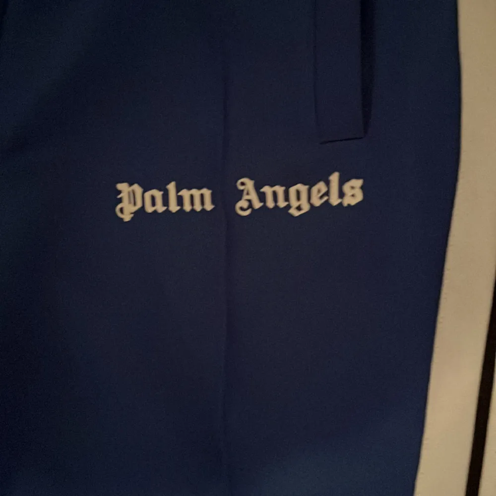 Palm angels byxor köpt av en kompis för nån månad sen, säljs på grund av dom är för små skick 8/10. Jeans & Byxor.