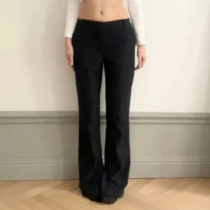 Kostymbyxor  - Super fina kostymbyxor från zara💗midjan insydd till 74cm (går att sprätta upp) innerbenslängden: 82cm💗 hyfsat låga i midjan och super skönt material som andas💗