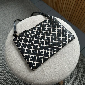 By Malene Birger väska - Axelremsväska ifrån by malene birger i nyskick, medföljer dustbag