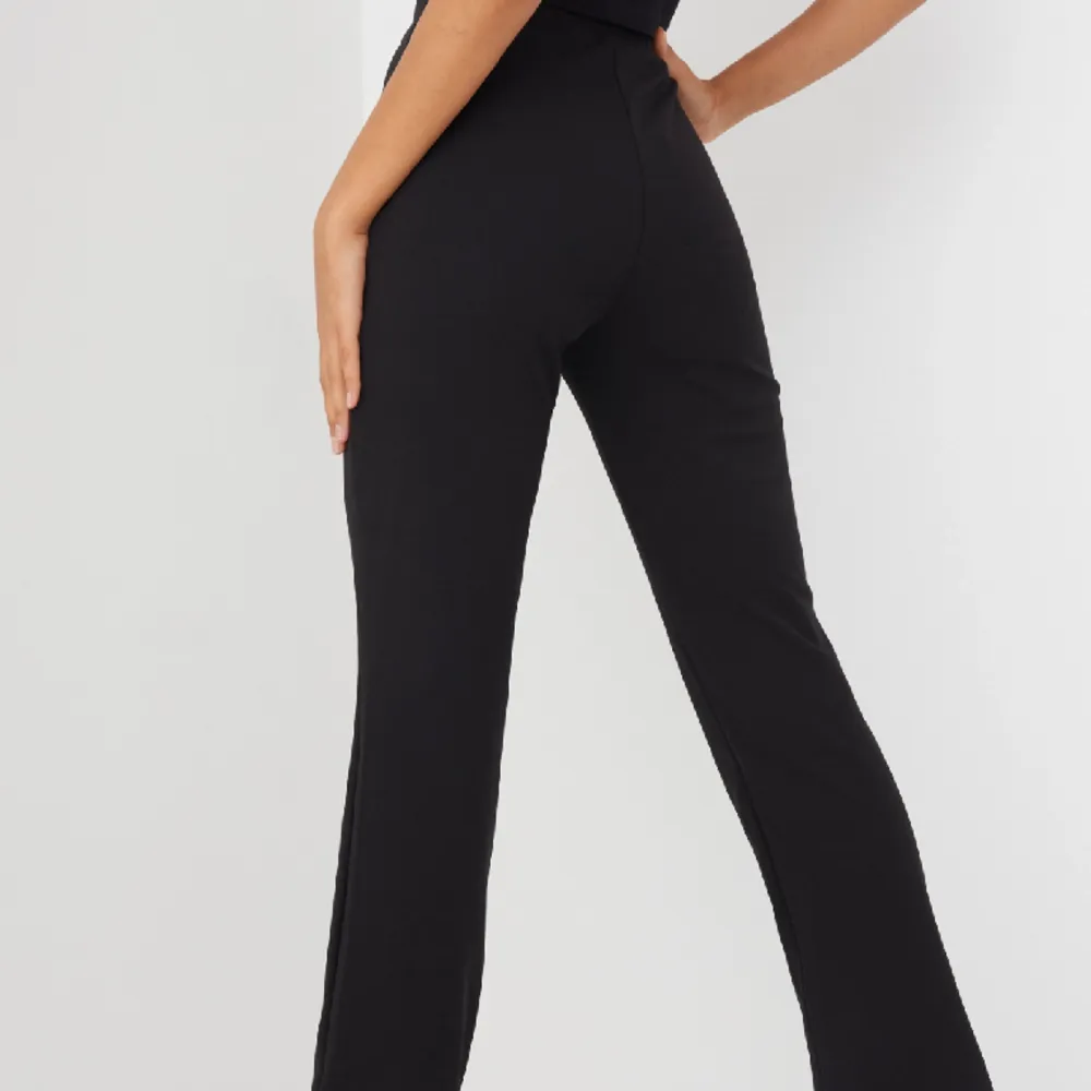 Svarta byxor storlek Xs. Säljer för 270kr plus frakt!💕. Jeans & Byxor.