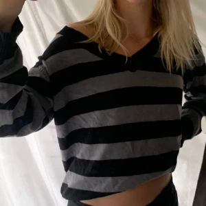 Randig tröja - Randig tröja som ej kommer till användning. Strl L men sitter fint off shoulder! 💕💕i jättebra skick Första bilden är lånad fårn hon jah köpte den av!