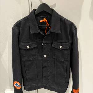 Heron preston jeans jacka - Skick: helt ny Storlek: S  