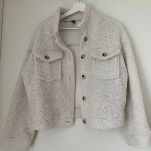 Jacka - En beige jacka från shein. Teddy material. Använd fåtal gånger. Köpt för 246:-