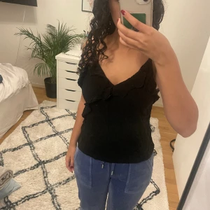 svart topp - säljer mitt gulliga linne med volanger, köpt på sellpy💞 aldrig använd⭐️ säljer för att den inte kommer till användning🫶🏼 skriv för flera bilder eller om du har några frågor💗