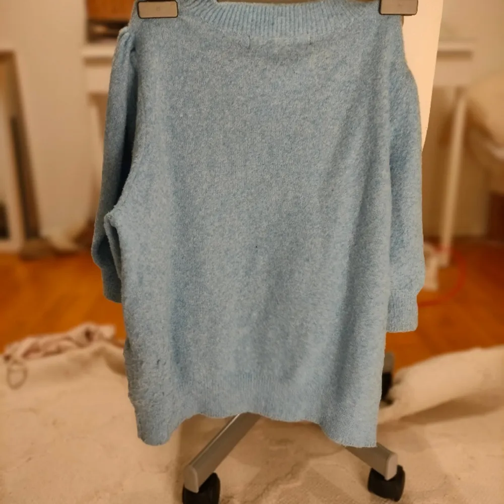 Snygg stickad tröja med korta puffiga ärmar från Vero Moda, stl S. Tröjan är lite nopprig, men kan lätt fixas med en noppmaskin. Säljer den för 100 kr 🥰 . Tröjor & Koftor.