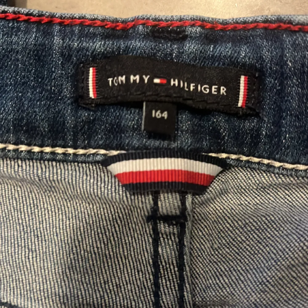 Nästan som nya. Tommy Hilfiger jeans slum fit köpta från Kidsbrandstore i storlek 164.. Jeans & Byxor.