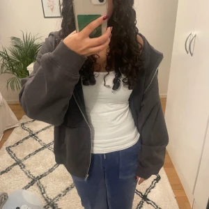 grå hoodie - säljer min sköna gråa hoodie, köpt på h&m⭐️köpt för ett år sedan men använd fåtal gånger🫶🏼 säljer på grund av att den inte kommer till användning💗 skriv om du har några frågor eller vill ha flera bilder💞