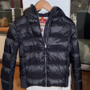 Parajumpers jacka  - Snygg Parajumpers jacka🖤 Ny skick (använd max 5 gånger)  Storlek:12-14 år Nypris:4799kr  Säljer:2000kr Kom privat för fler bilder🩷 Pris kan diskuteras🌟