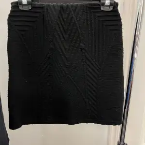 En lite tjockare och tyngre kjol med mönster från Cubus. Säljer för jag inte använder längre💕