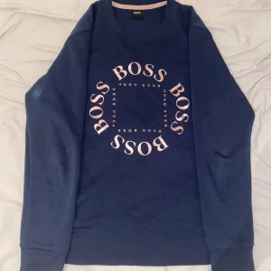 Hugo boss Circle sweatshirt  - Använd(nyskick), storlek M men passar även storlek S ganska bra, priset är 700kr men kan diskuteras vid snabb affär eller ett skönt byte. 