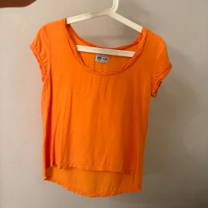 T-shirt Topp / blus från crocker - Lite finare T-shirt från märket crocker 100% viskos.  Storlek xxs men passar mig som har xs / s då den är oversized i modellen. Som ny då den endast är använd vid fåtal tillfällen 