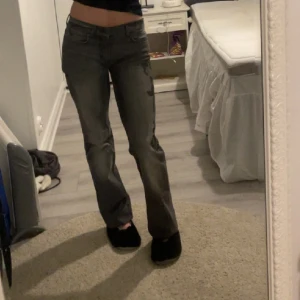Low waist jeans - Low waisted jeans med brodyr🫶🏽Jag har sytt in de lite då de var för små på mig men har inte klippt något så man kan enkelt spretta upp det om man vill att de ska bli lite större. De är i Strlk 28/34 men skulle säga Strlk 26/34 nu när jag sytt de❣️