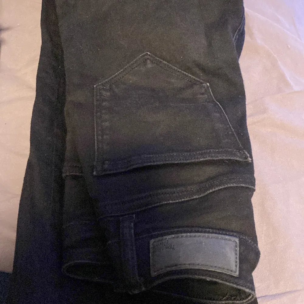 Helt vanliga svarta skinny jeans!! Storlek xs men VÄLDIGT stretchiga då jag typ fick på mig dem för bilderna och jag är strl M haha💕köpare står för frakt då de är väldigt billiga . Jeans & Byxor.