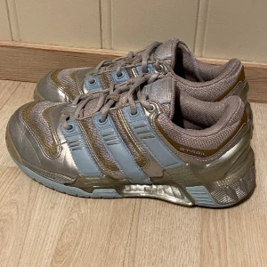 Adidas inneskor - Skcik 10/10, väldigt bekväma att ha på sig. Perfekta för joggingrundor, gymmet eller annat.  Kolla in mina andra annonser🤩  Fraktas inom 48h📦📩