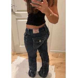 True religion jeans - Säljer mina jättesnygga true religion jeans i modellen Billy🫶🏼 Jättebra skick och inga täcken på användning, köp direkt för 650kr+ frakt💗