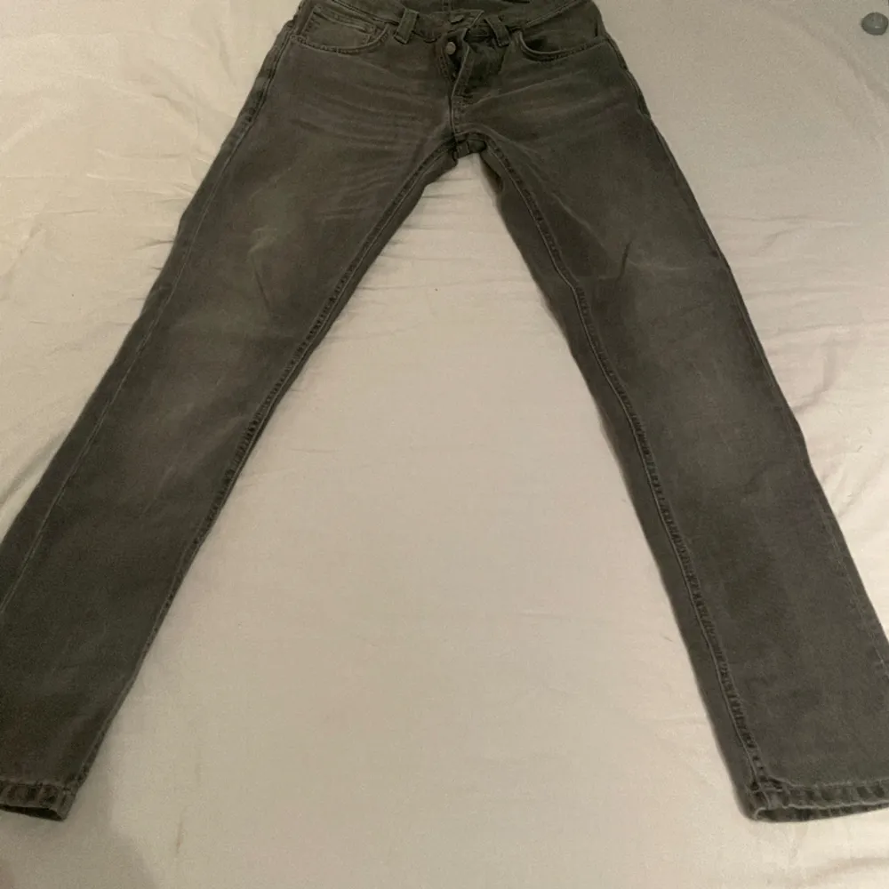 Säljer mina nudie jeans för att de har blivit för små. Skicket är 9/10 för att de är använda men de har inga defekter. Priset är lågt för att jag aldrig får skiten sålt.. Jeans & Byxor.