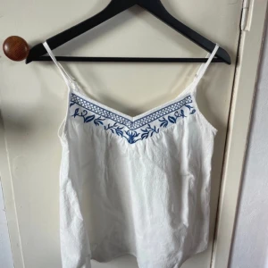 Gulligt linne - Så fint linne till sommaren, eller varför inte till ett par jeans? Använt några gånger, så väldigt fint skick. Stl M. Använd gärna köp nu 