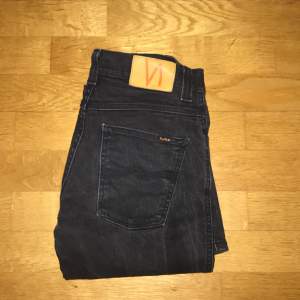 Säljer ett par svarta nudie jeansi storleken 30/32. Jag skulle säga att skicket är 7/10 då de är rätt använda men inga skador. Priset går att diskutera!!