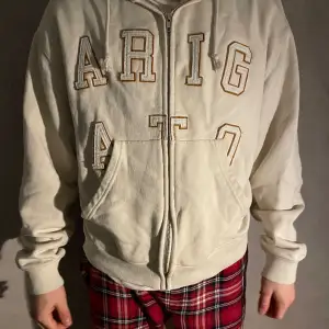 Hej! Säljer min beige zip hoodie från Axel Arigato i väldigt bra skick