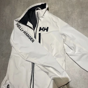 Helly hansen jacka vit - Lånade bilder! Skitsnygg helly hansen jacka i vit. Skicket är bra och den passar till det mesta🤝