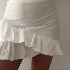 Superfin volang kjol💕 - Jättefin volang kjol från Nelly i jättebra skick🤍 första bilden är lånad🤍